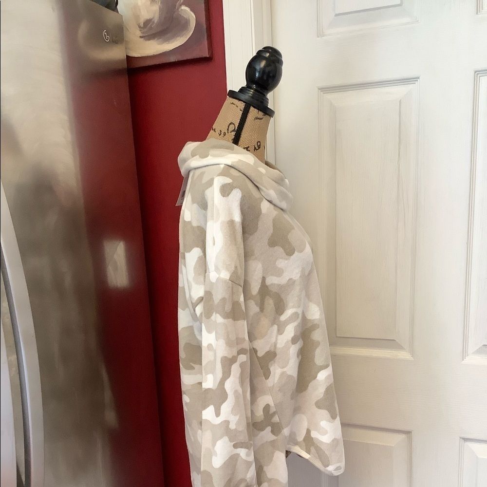 Nwt new directions hacci camouflage cowl neck oversized top medium - Picture 6 of 12